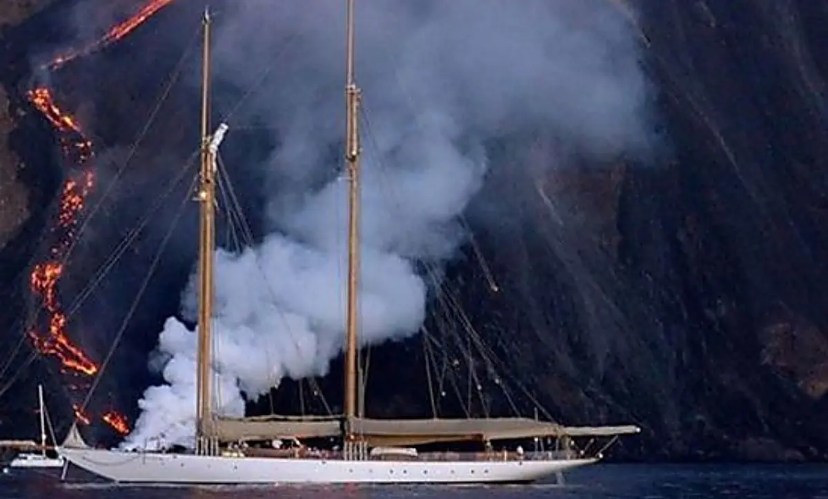 Stromboli, la colata di lava finisce in mare: diversi turisti raggiungono le Eolie