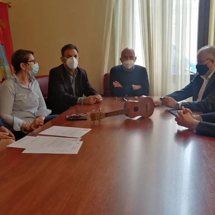 Crotone, consegnato questa mattina alla Provincia l'ukulele di Rino Gaetano