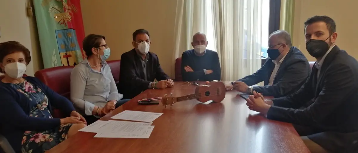 Crotone, consegnato questa mattina alla Provincia l'ukulele di Rino Gaetano