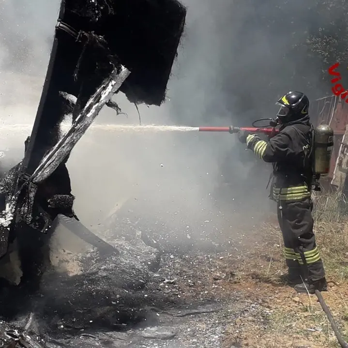 Feroleto, incendio in un sottobosco: le fiamme arrivano fino a una azienda