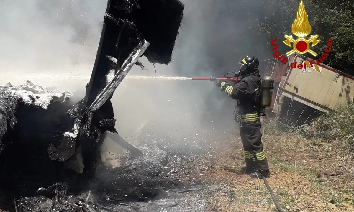 Feroleto, incendio in un sottobosco: le fiamme arrivano fino a una azienda