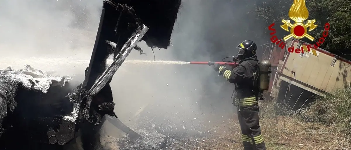 Feroleto, incendio in un sottobosco: le fiamme arrivano fino a una azienda