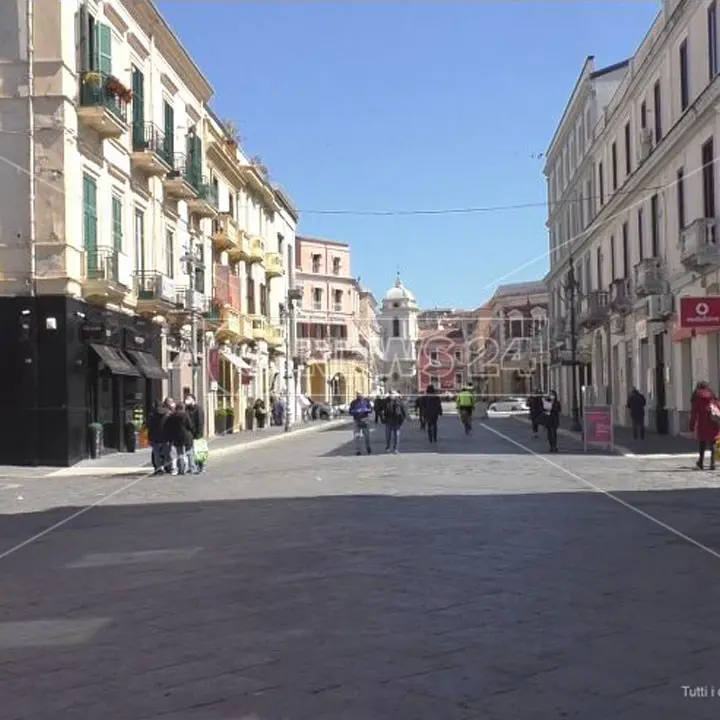 Incidente sul lavoro a Crotone: cede scaffale in un negozio, ferita una commessa