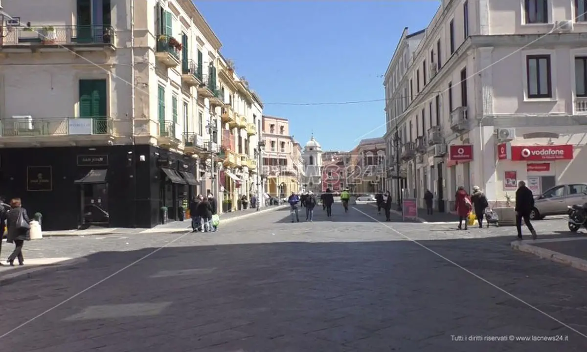 Incidente sul lavoro a Crotone: cede scaffale in un negozio, ferita una commessa