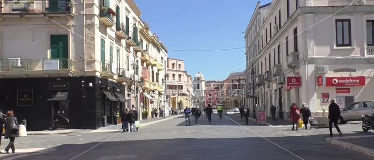 Incidente sul lavoro a Crotone: cede scaffale in un negozio, ferita una commessa