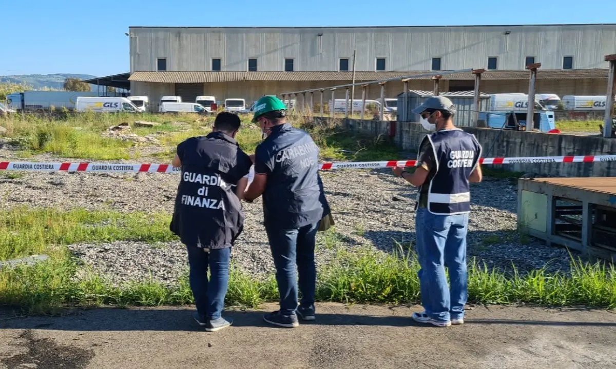 Lamezia, sequestrata un'area di 2000 metri quadri utilizzata come discarica di rifiuti speciali