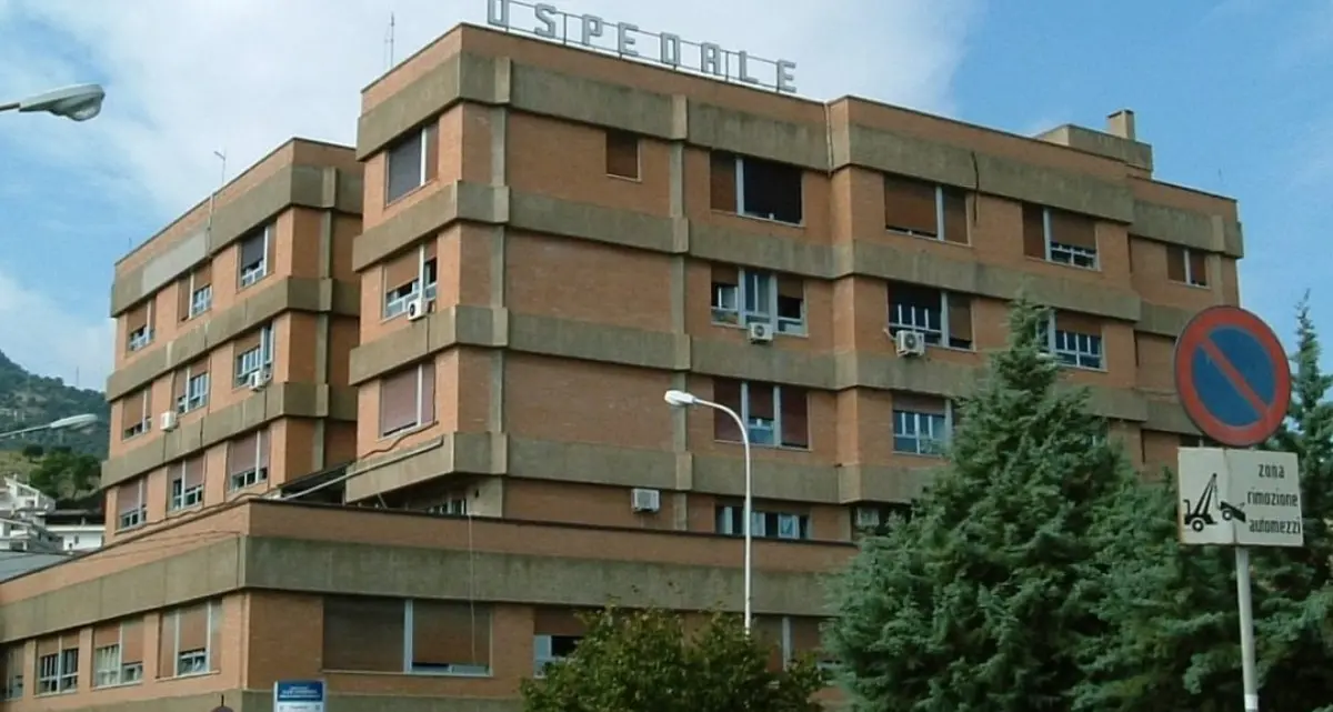 Litiga con il fratello e lo ferisce a colpi di machete, trentunenne ai domiciliari