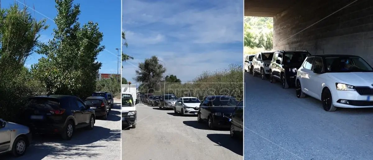 Vaccini a Cosenza, il sistema va in tilt e si presentano tutti alla stessa ora: lunghe code e disagi