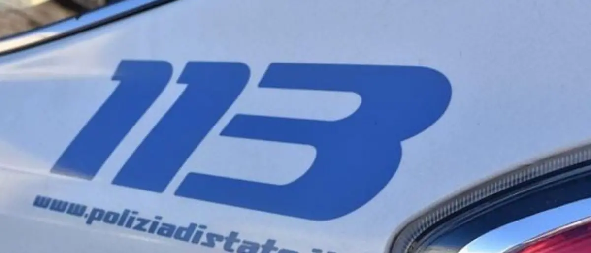 Catanzaro, all'arrivo della polizia butta la droga sotto un'auto: arrestato