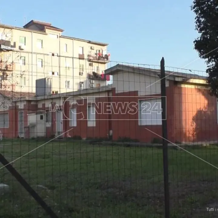 Crotone, amianto sul tetto dell'asilo: il Comune chiude plesso nel quartiere Fondo Gesù