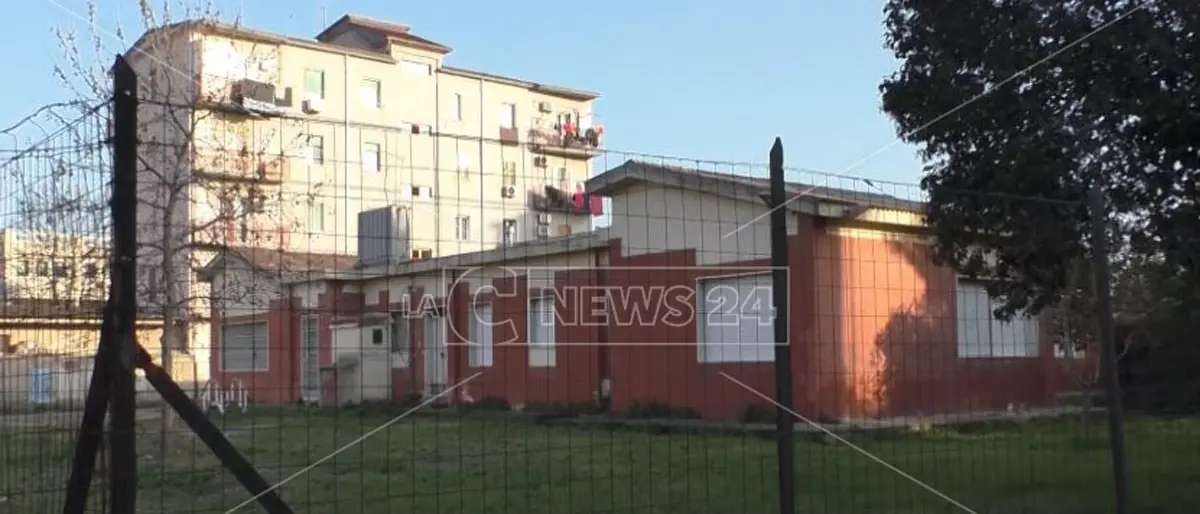 Crotone, amianto sul tetto dell'asilo: il Comune chiude plesso nel quartiere Fondo Gesù