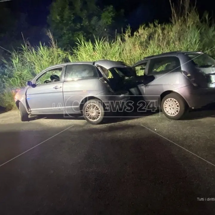 Incidente a Vibo Marina, muore un giovane nello scontro tra due auto