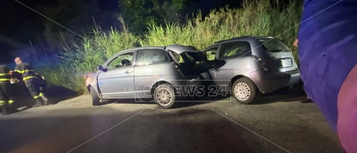 Incidente a Vibo Marina, muore un giovane nello scontro tra due auto