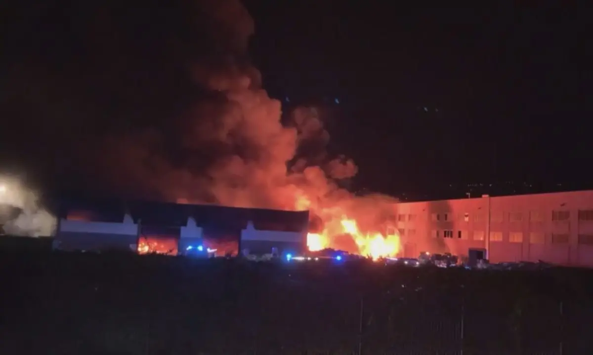 Incendio Calabria Maceri a Rende: «Si accertino responsabilità, basta giocare con la salute dei cittadini»