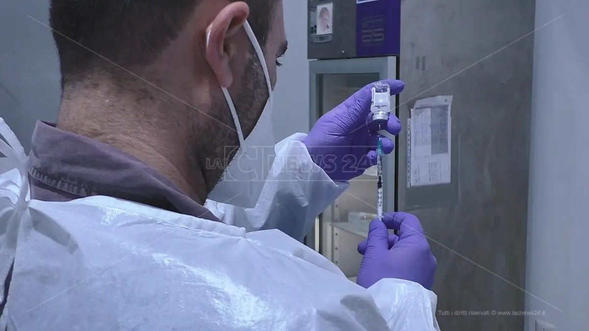 Covid, i vaccini Pfizer e AstraZeneca «altamente efficaci» contro la variante indiana ma solo dopo 2 dosi