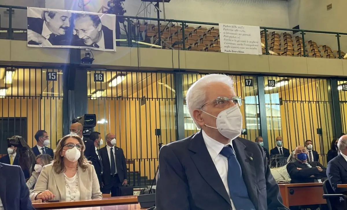 Mattarella omaggia le vittime della strage di Capaci: «La mafia c'è, o si è contro o si è complici»