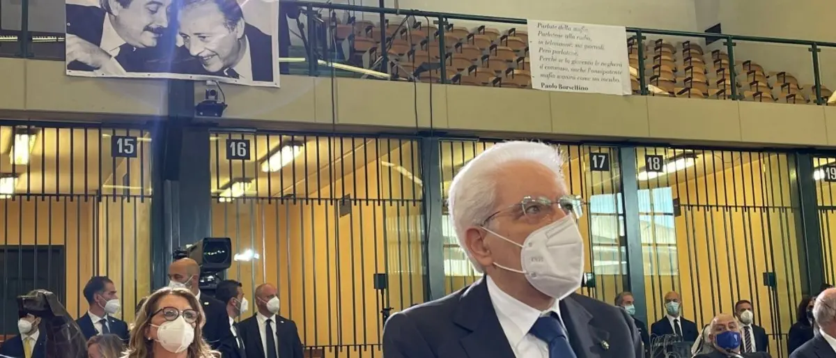 Mattarella omaggia le vittime della strage di Capaci: «La mafia c'è, o si è contro o si è complici»