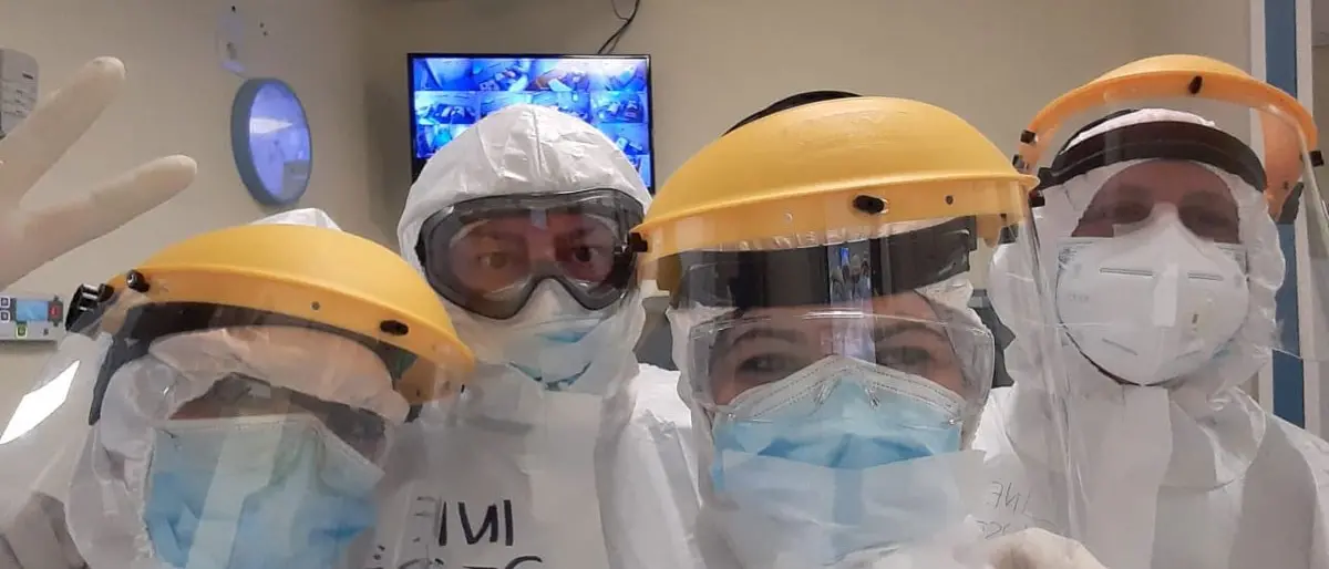 «Nel reparto Covid ho incontrato angeli»: esce dall’ospedale e invita tutti i medici sulla sua barca a vela