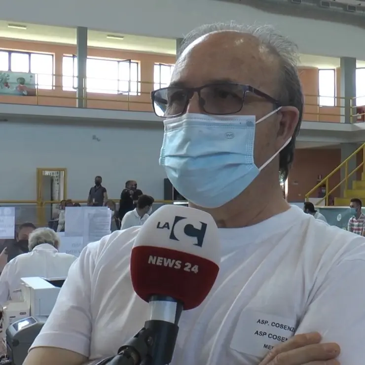 Vaccini, code e proteste al Parabrillia di Corigliano Rossano: mancano dosi Pfizer