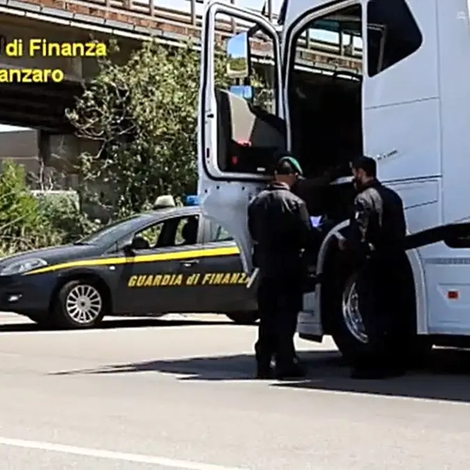 Lamezia, inchiesta lavoratori sfruttati: stipendi bassi e iscrizione inconsapevole al sindacato: «Bonifici alla Cisal»