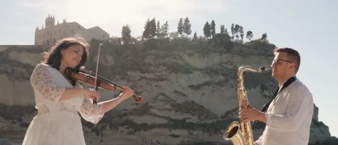 Col sassofono e il violino sulla spiaggia di Tropea: il video diventa subito virale