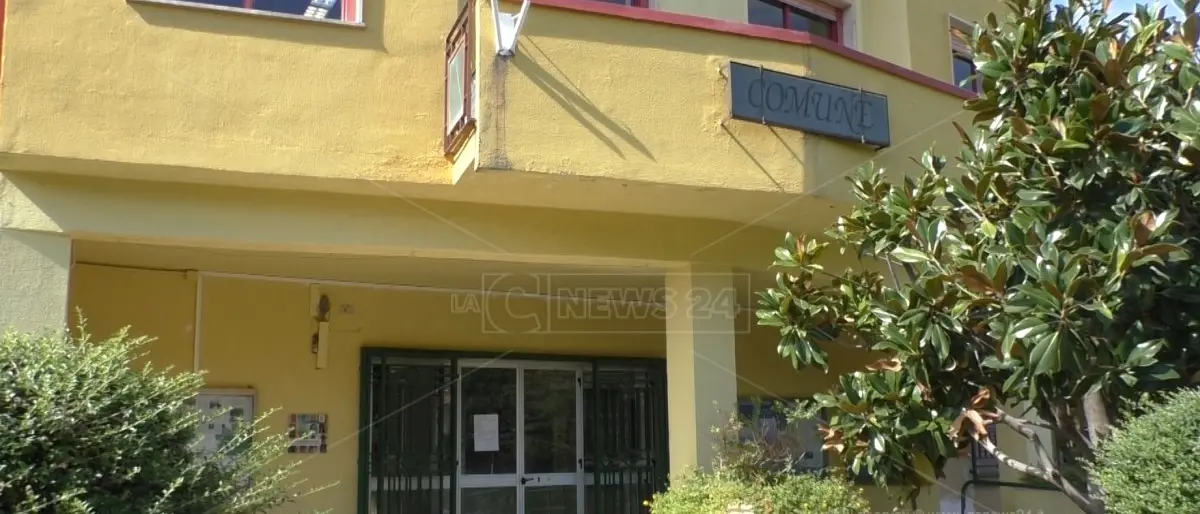 Presunti favori in cambio di sesso al Comune di Tortora, la replica dei legali