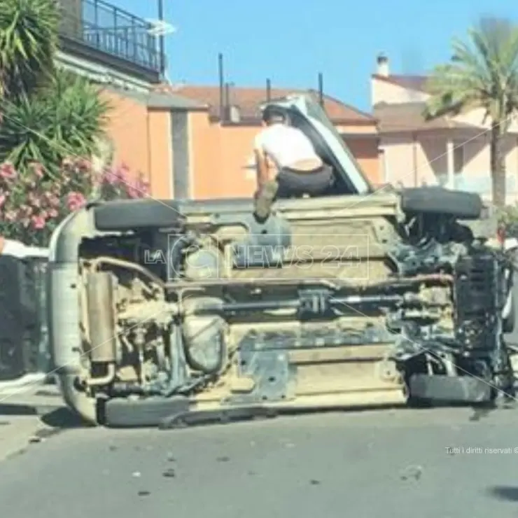 Incidente a Corigliano-Rossano, due feriti nello scontro frontale tra due auto