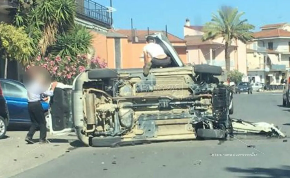 Incidente a Corigliano-Rossano, due feriti nello scontro frontale tra due auto