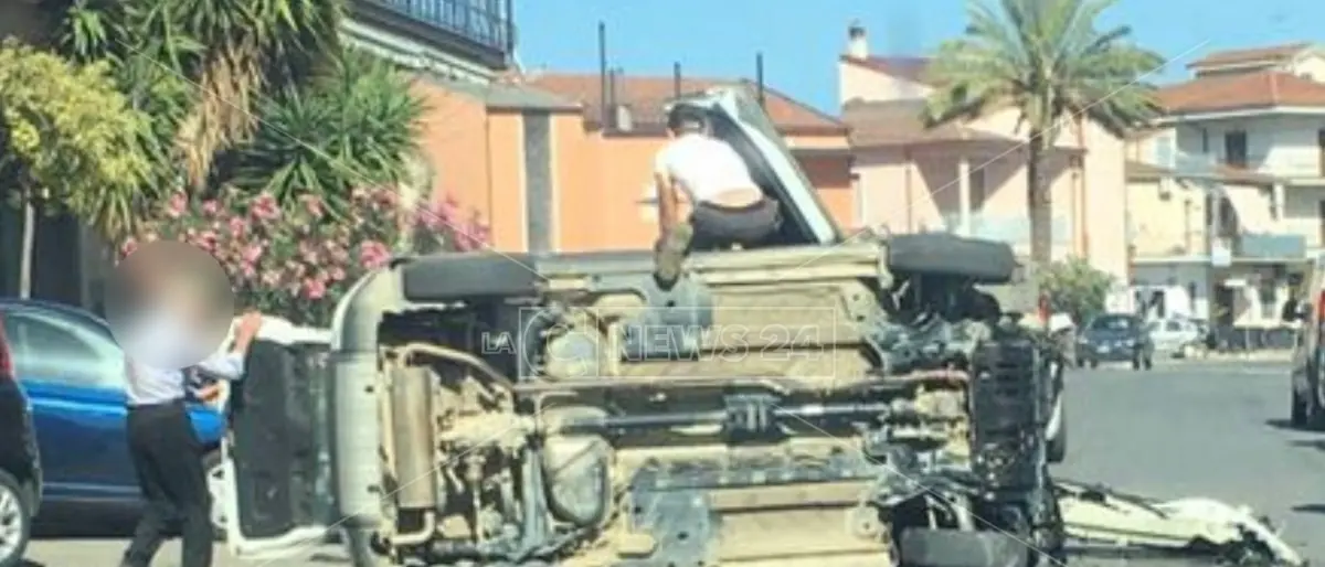 Incidente a Corigliano-Rossano, due feriti nello scontro frontale tra due auto