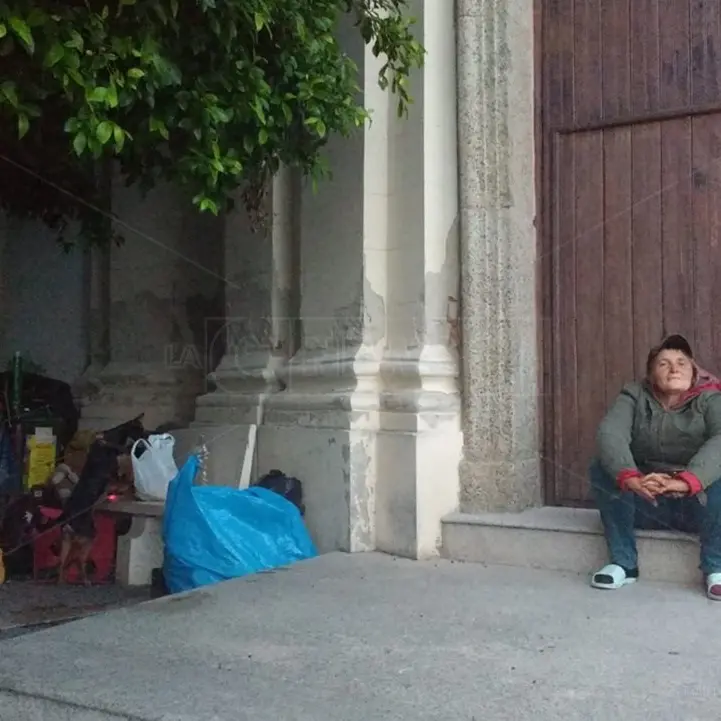 Tutta la Calabria a piedi fino a Paola, la storia di Elena che vive per strada e sogna un altro futuro