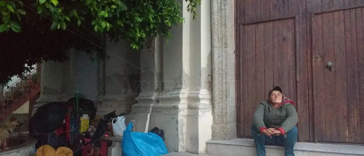 Tutta la Calabria a piedi fino a Paola, la storia di Elena che vive per strada e sogna un altro futuro