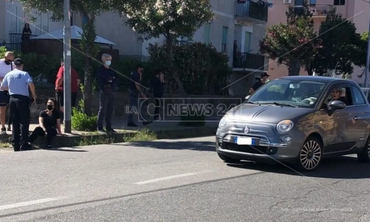 Catanzaro, donna travolta da un'auto mentre manifesta per la mancanza d'acqua