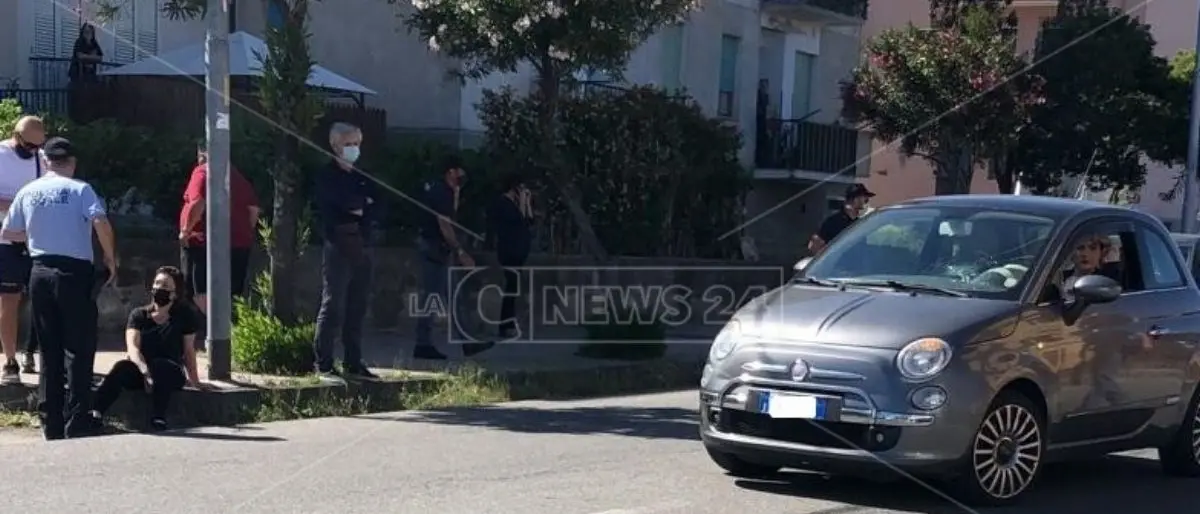 Catanzaro, donna travolta da un'auto mentre manifesta per la mancanza d'acqua