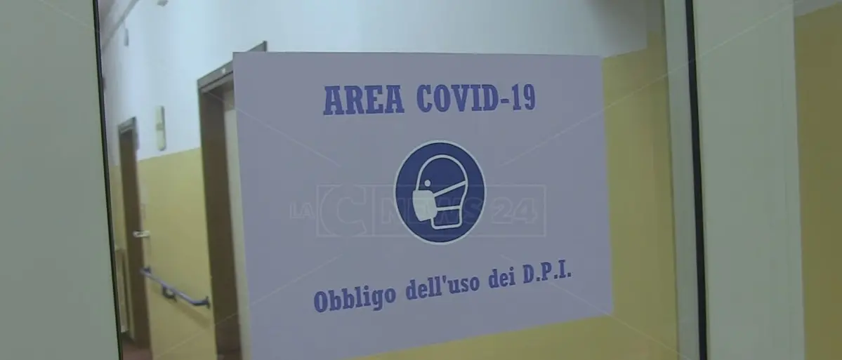Covid, nella provincia di Cosenza calano i ricoveri ma si continua a morire: 3 decessi in 24 ore