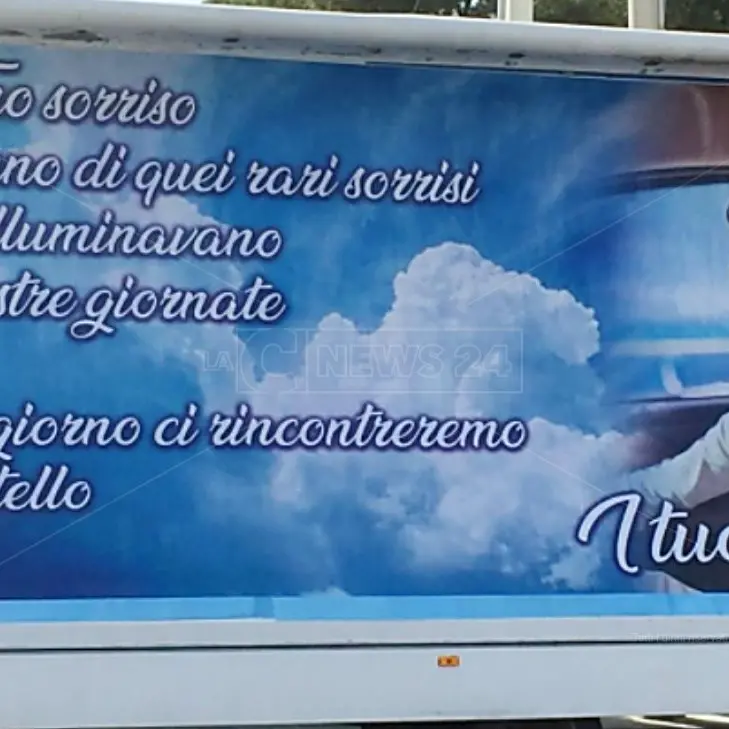 Morì a 18 anni in un incidente, a Vibo Marina lacrime e dolore per l'ultimo saluto a Denis Muzzì