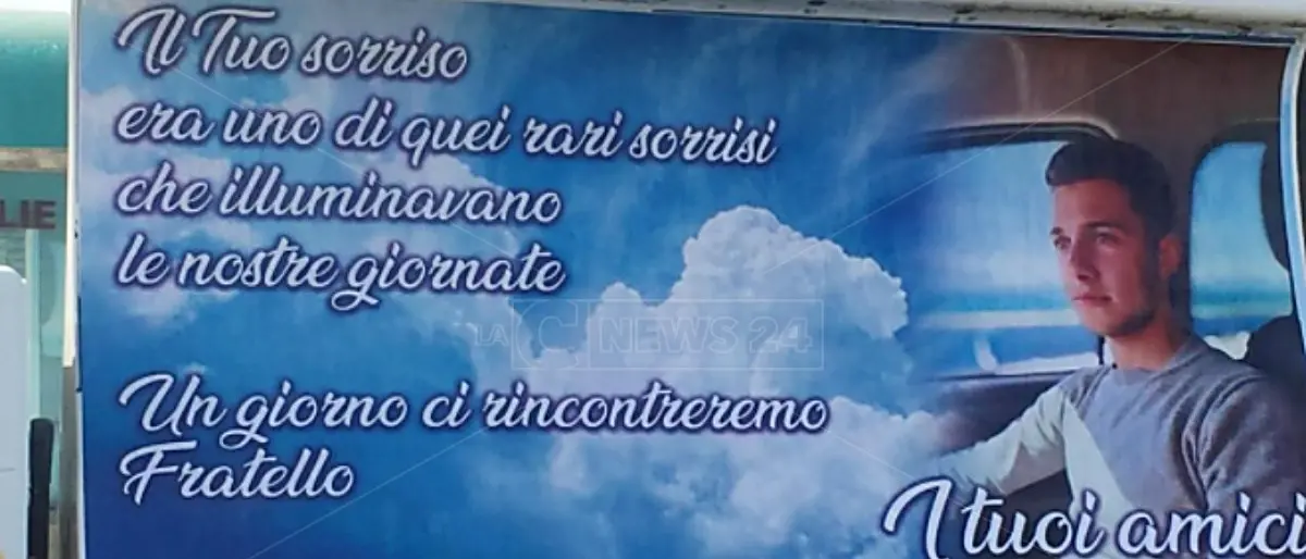 Morì a 18 anni in un incidente, a Vibo Marina lacrime e dolore per l'ultimo saluto a Denis Muzzì