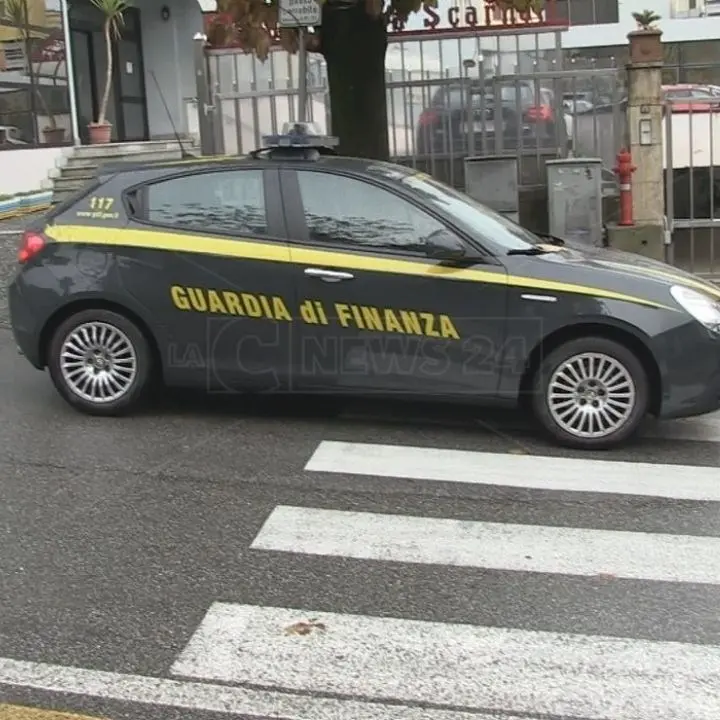 Catanzaro, in auto con 35 grammi di eroina e armi bianche: arrestati due uomini