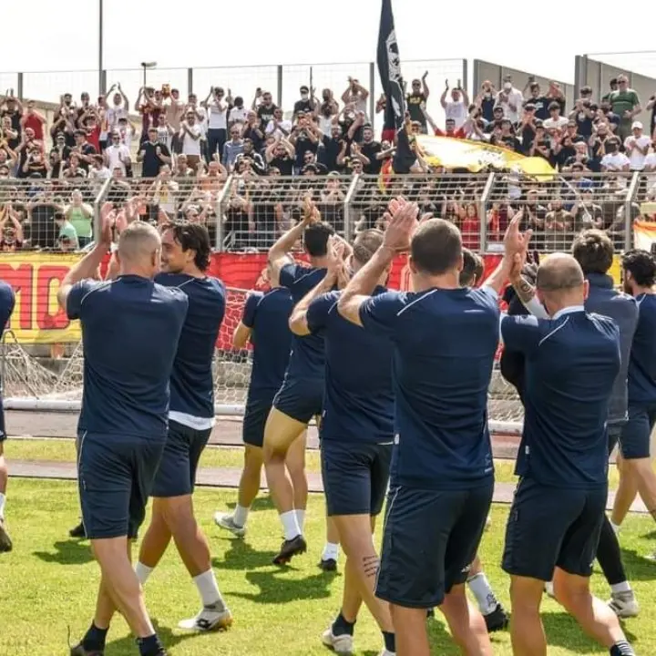 Catanzaro verso i play off, la società ai tifosi: «Grazie per l'incitamento»