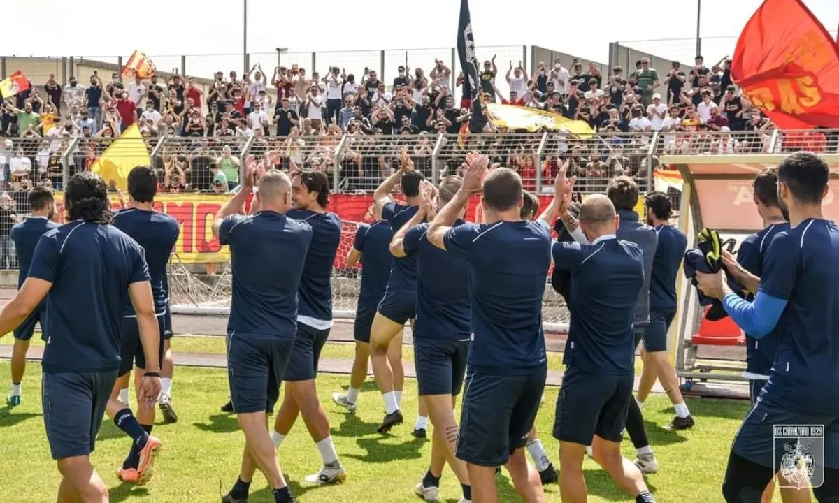 Catanzaro verso i play off, la società ai tifosi: «Grazie per l'incitamento»