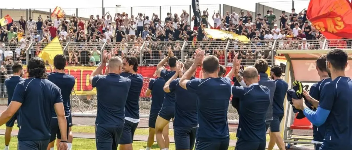 Catanzaro verso i play off, la società ai tifosi: «Grazie per l'incitamento»
