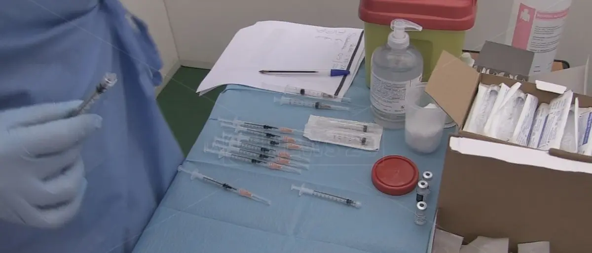 Vaccini Pfizer per i ragazzi tra 12 e 15 anni, via libera dall’Agenzia europea Ema