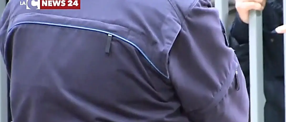 A Cosenza sit-in della polizia penitenziaria: «Nessun nuovo arrivo nel personale da 24 anni»