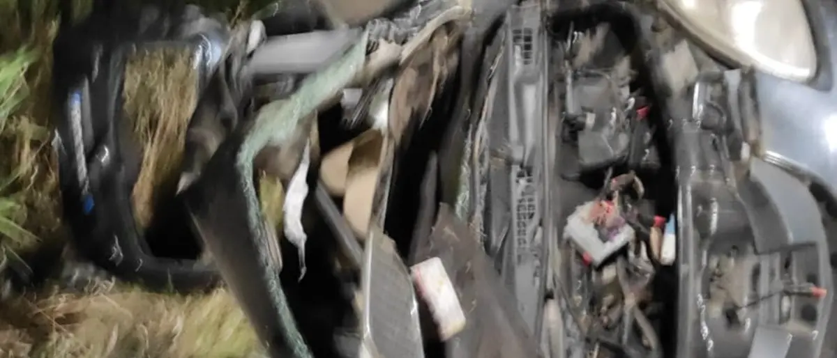 Incidente sulla 106 nel Catanzarese, auto perde il controllo ed esce di strada: due feriti gravi