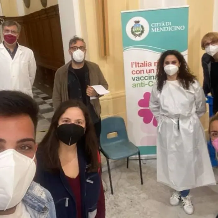 Covid, anche Brunori in fila al centro allestito a Mendicino per ricevere il vaccino