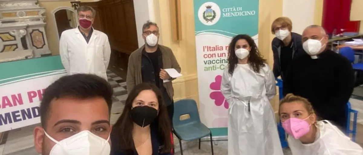 Covid, anche Brunori in fila al centro allestito a Mendicino per ricevere il vaccino