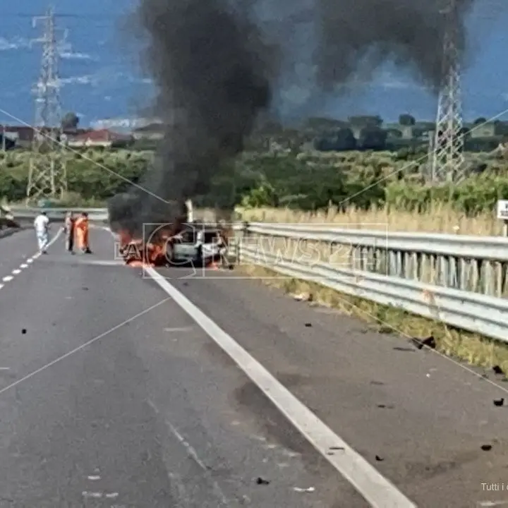 Grave incidente stradale sull’A2, muore nell’auto in fiamme nel tratto tra Pizzo e Lamezia