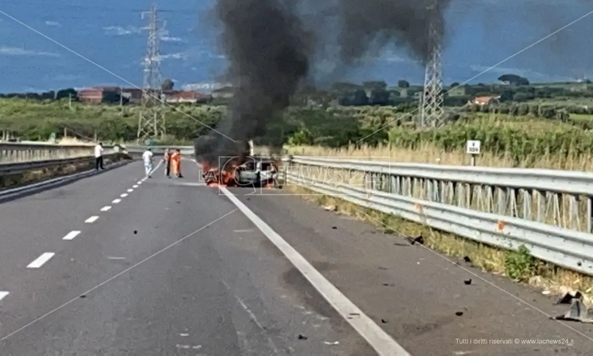 Grave incidente stradale sull’A2, muore nell’auto in fiamme nel tratto tra Pizzo e Lamezia