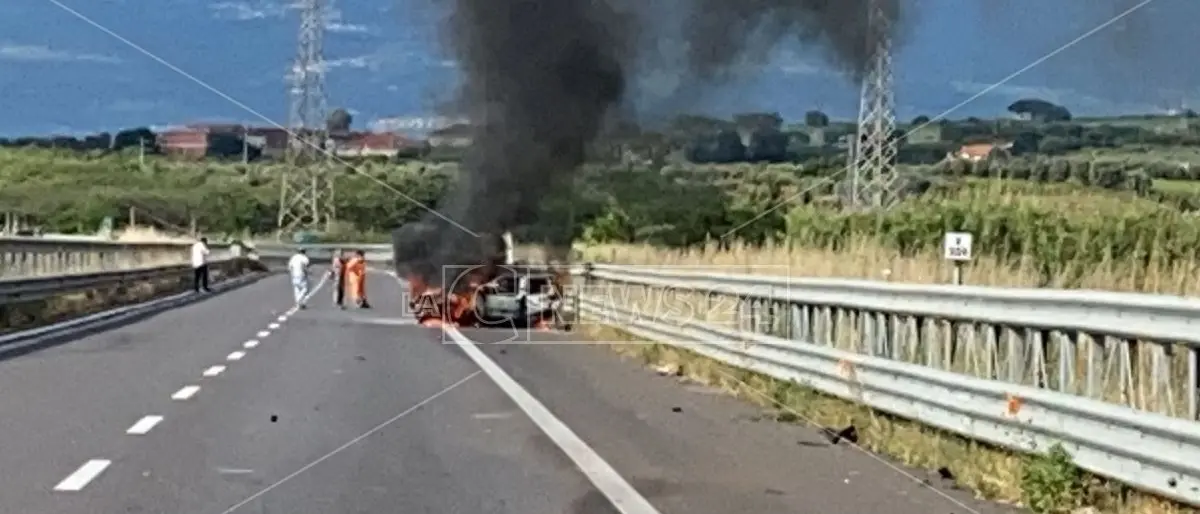 Grave incidente stradale sull’A2, muore nell’auto in fiamme nel tratto tra Pizzo e Lamezia