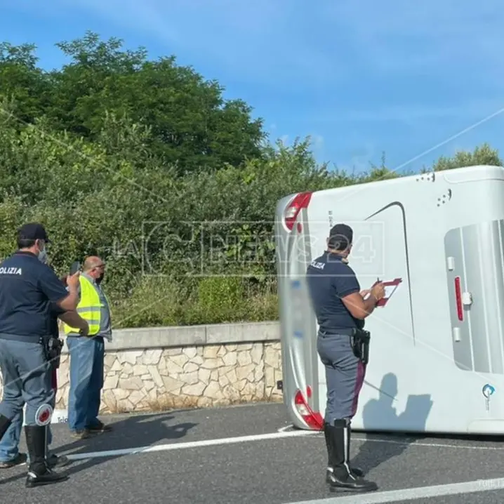 Incidente allo svincolo di Lamezia, nello scontro con un'auto si ribalta un camper