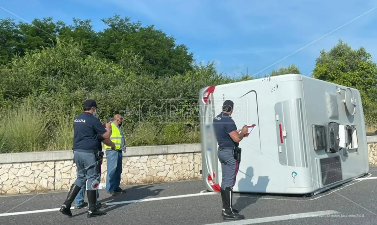 Incidente allo svincolo di Lamezia, nello scontro con un'auto si ribalta un camper